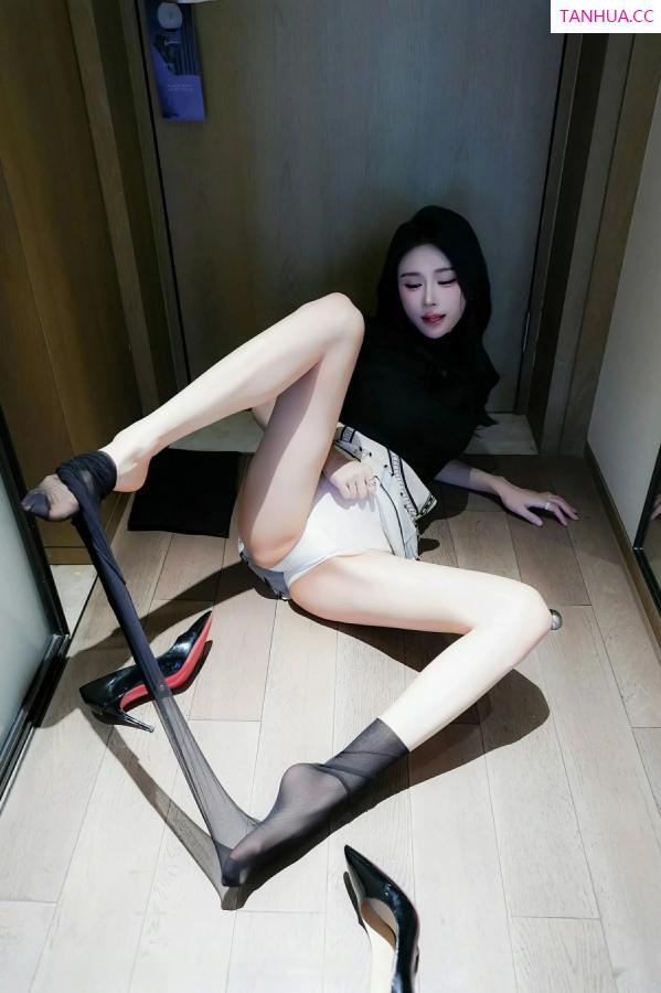   [XiuRen]高清写真图 2025.09.28 No.10817 椰汁糯米姬 黑色T恤第43张图片